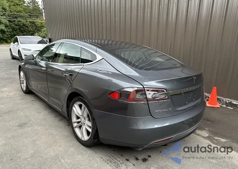 2013 Tesla Model S z USA, uszkodzony, nr VIN 5YJSA1AC6DFP10886